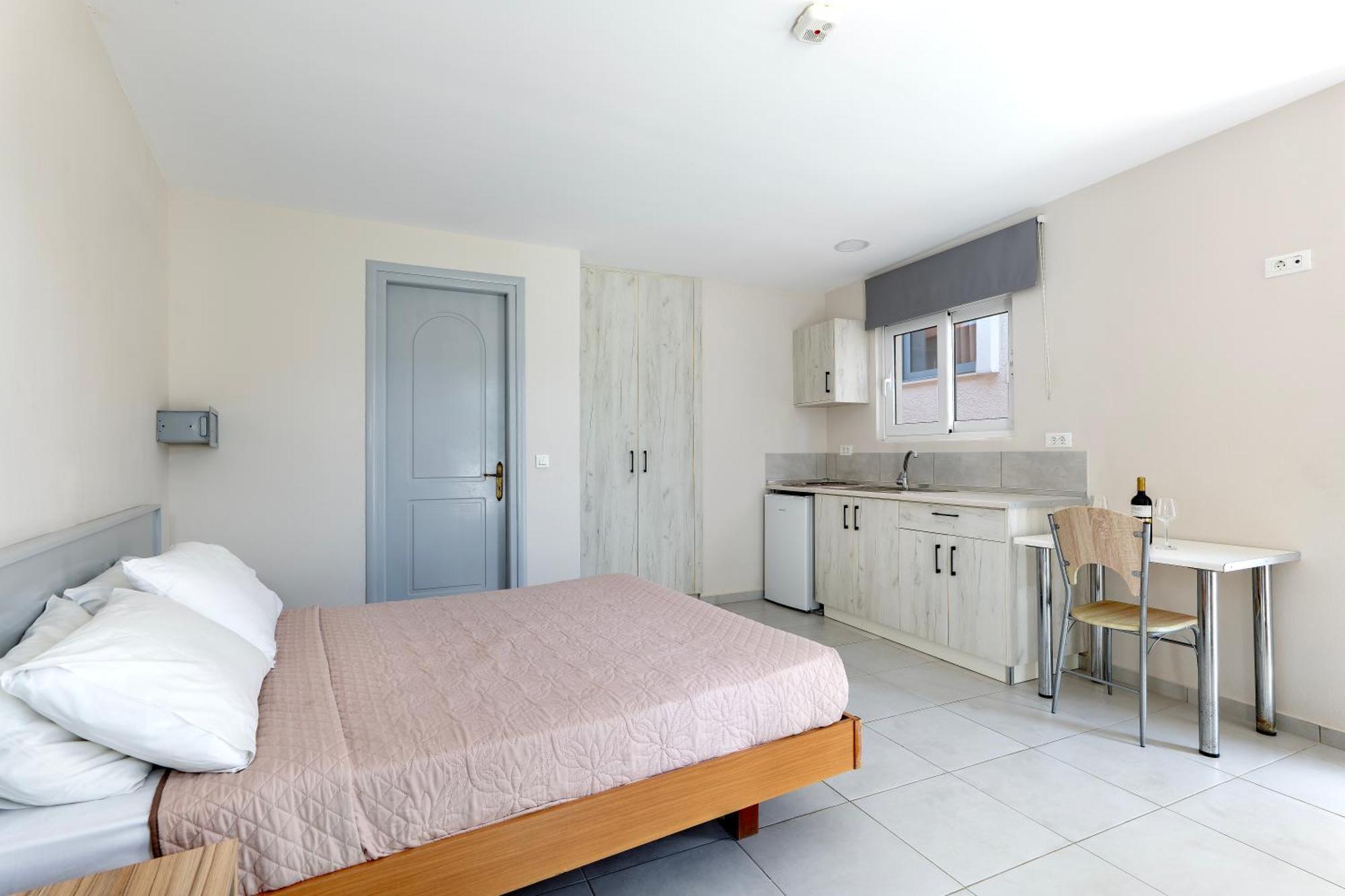 Anixis Aparthotel 3*